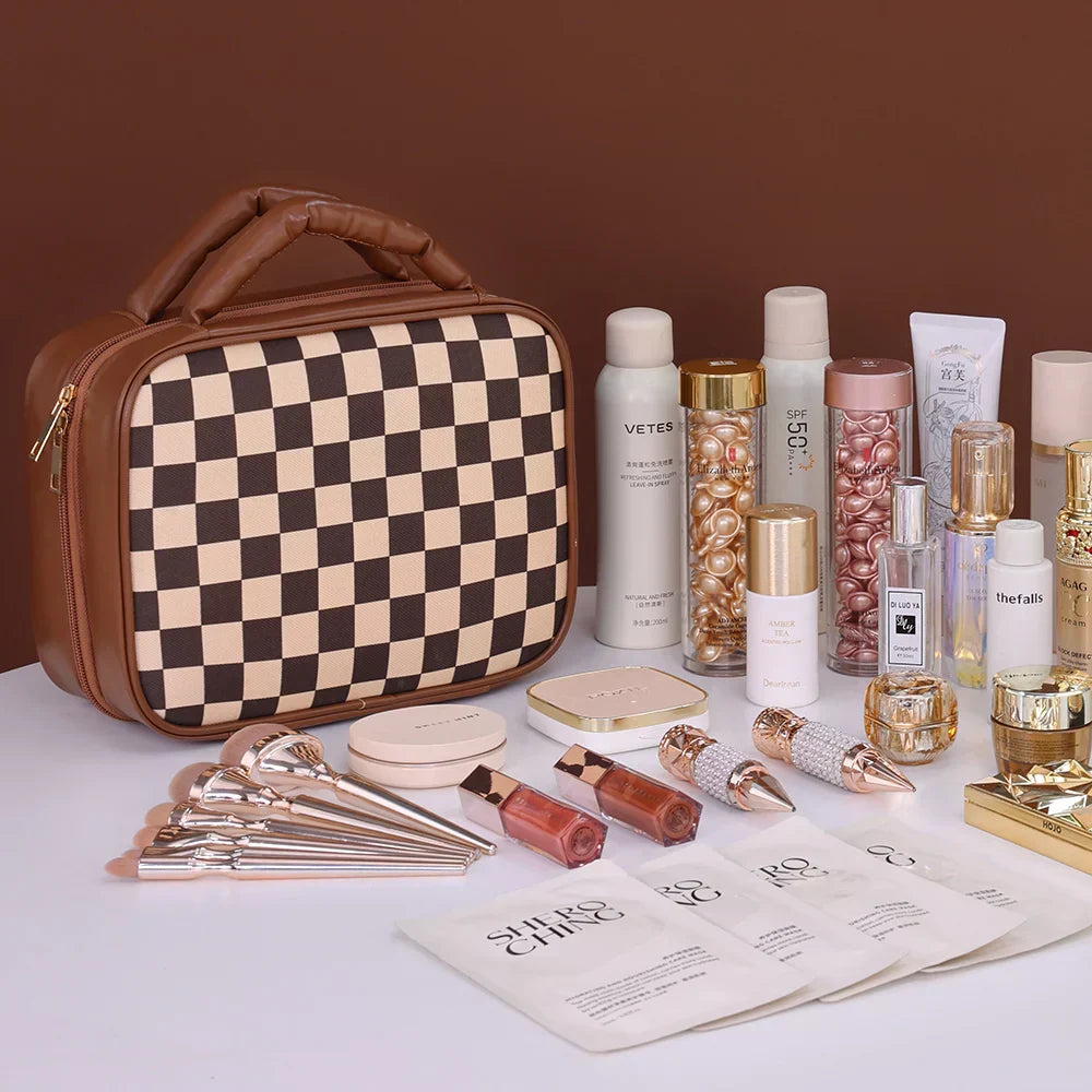 Borsa cosmetica a scacchi marrone con set di trucchi, pennelli, rossetti e prodotti skincare su sfondo marrone. Accessori bellezza eleganti.