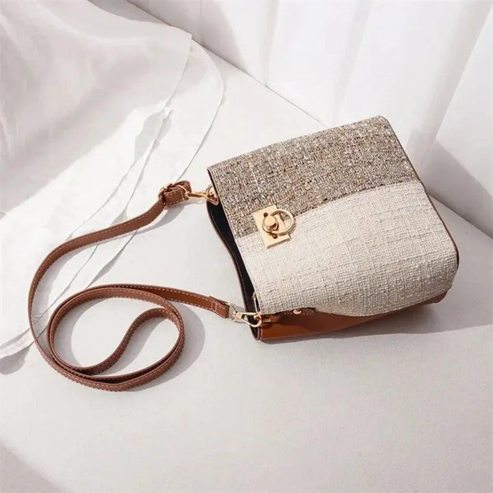 Borsa a tracolla in tessuto tweed beige e marrone con chiusura dorata, design elegante e moderno, perfetta per moda donna autunno inverno.