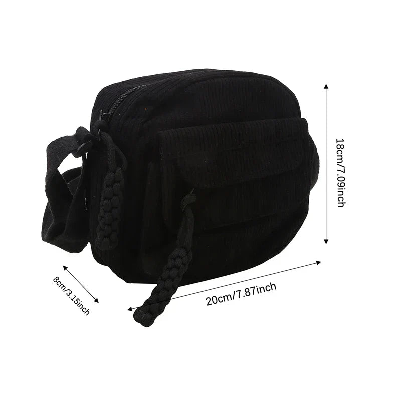 Zaino nero in velluto a coste, dimensioni 20x18x8 cm, con tasca frontale e cinghie intrecciate. Elegante e compatto, ideale per uso quotidiano.