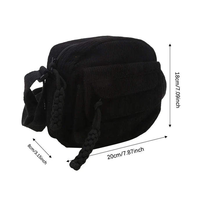 Zaino nero in velluto a coste, dimensioni 20x18x8 cm, con tasca frontale e cinghie intrecciate. Elegante e compatto, ideale per uso quotidiano.