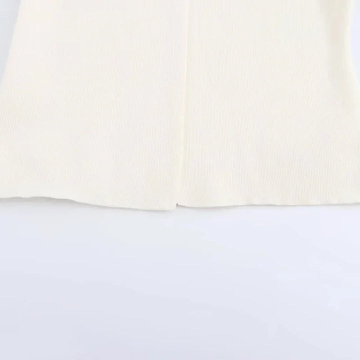 Maglione bianco in maglia a coste, design minimalista, tessuto morbido e caldo, ideale per moda autunnale e invernale, abbigliamento casual elegante.