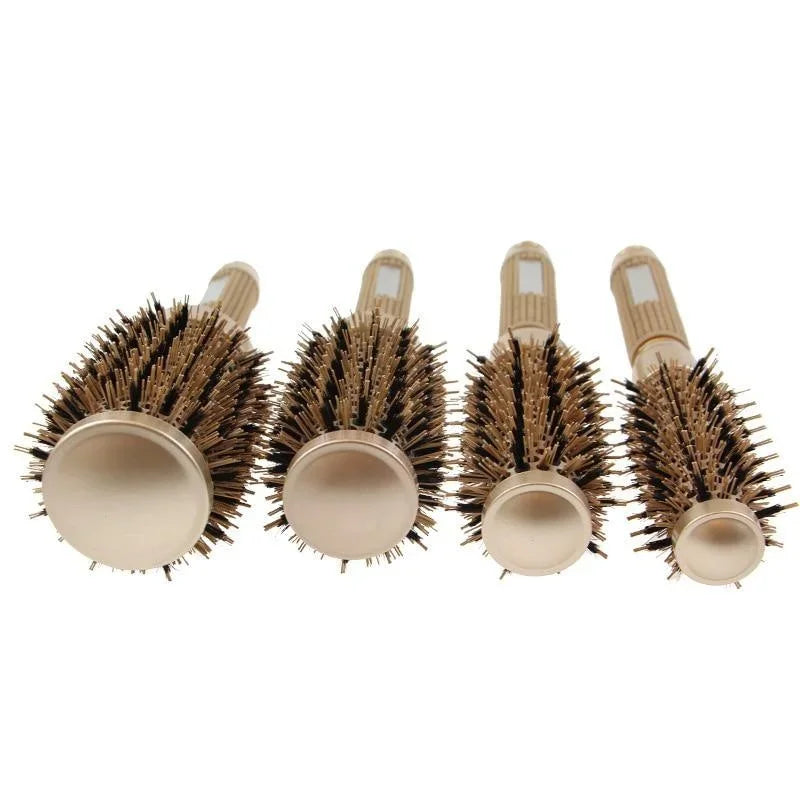 Quattro spazzole rotonde per capelli di diverse dimensioni, setole marroni, manico ergonomico beige, ideali per styling e volume.
