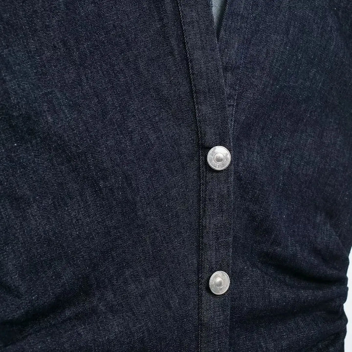 Camicia in denim blu scuro con bottoni metallici, tessuto resistente, stile casual, moda uomo, abbigliamento versatile, dettagli eleganti.