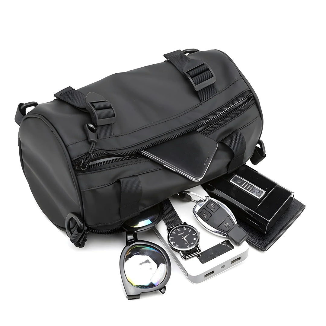 Borsa a tracolla cilindrica nera impermeabile con smartphone, occhiali da sole, orologio, chiavi auto e power bank. Accessori moda uomo.