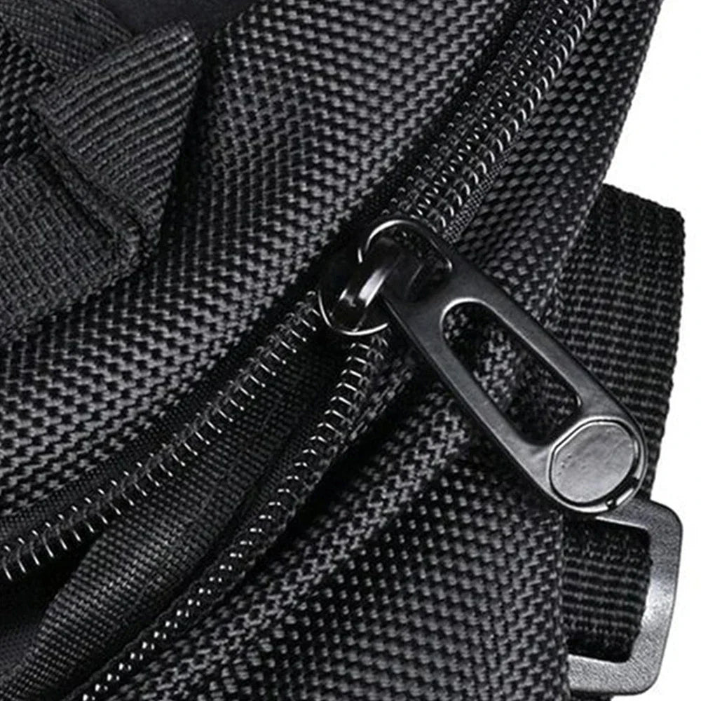 Zaino nero in tessuto resistente con cerniera robusta, ideale per viaggi e uso quotidiano. Design elegante e pratico. Accessorio moda unisex.