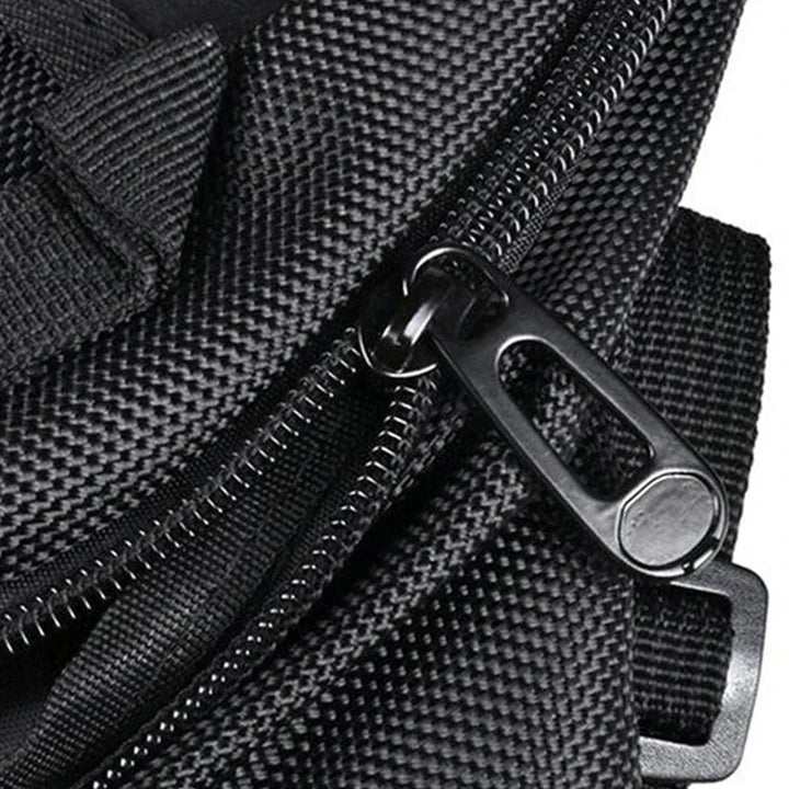 Zaino nero in tessuto resistente con cerniera robusta, ideale per viaggi e uso quotidiano. Design elegante e pratico. Accessorio moda unisex.