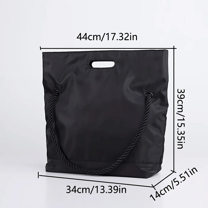 Borsa nera in nylon con manici a corda, dimensioni 44x39x14 cm, design elegante e moderno, ideale per shopping e uso quotidiano.