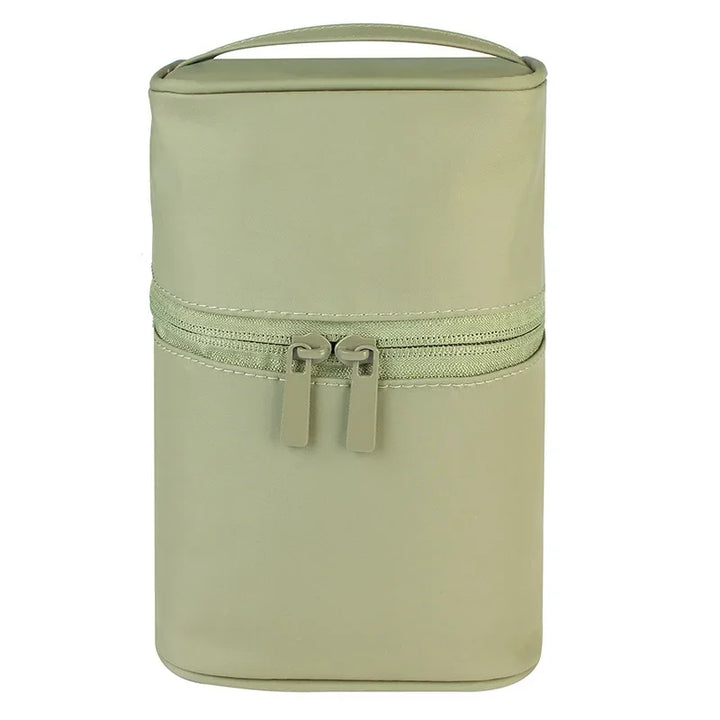 Astuccio portatile verde chiaro con doppia cerniera e manico superiore, ideale per cosmetici o articoli da viaggio. Design compatto e funzionale.