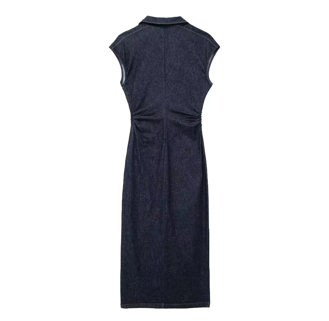 Abito lungo in denim blu scuro senza maniche, design elegante e moderno, perfetto per occasioni casual e formali. Vestito donna moda 2023.