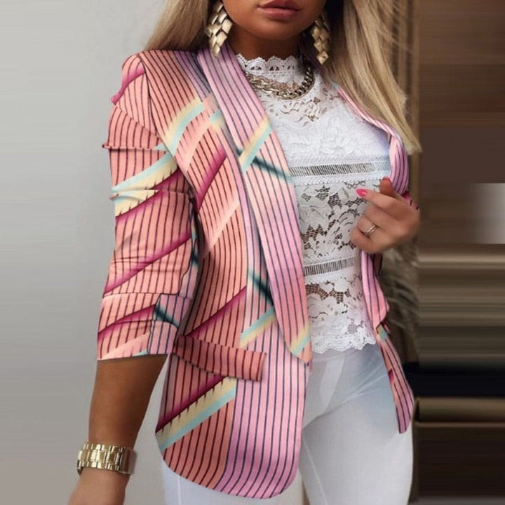 Giacca a righe rosa e blu, maniche a tre quarti, indossata su top in pizzo bianco. Moda donna elegante, abbigliamento casual chic.