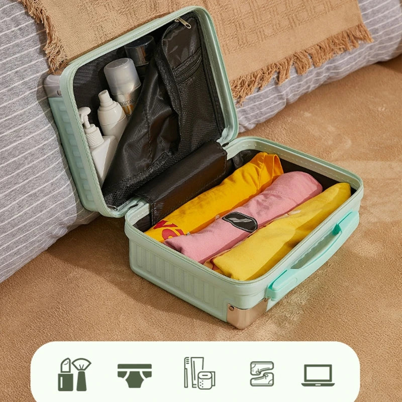 Valigia da viaggio verde aperta su letto, contenente vestiti colorati e articoli da toeletta. Organizzazione bagaglio, accessori viaggio.