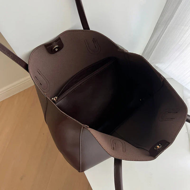 Borsa shopper in pelle marrone aperta, con tasca interna con zip, design elegante e spazioso, ideale per moda donna e accessori di lusso.