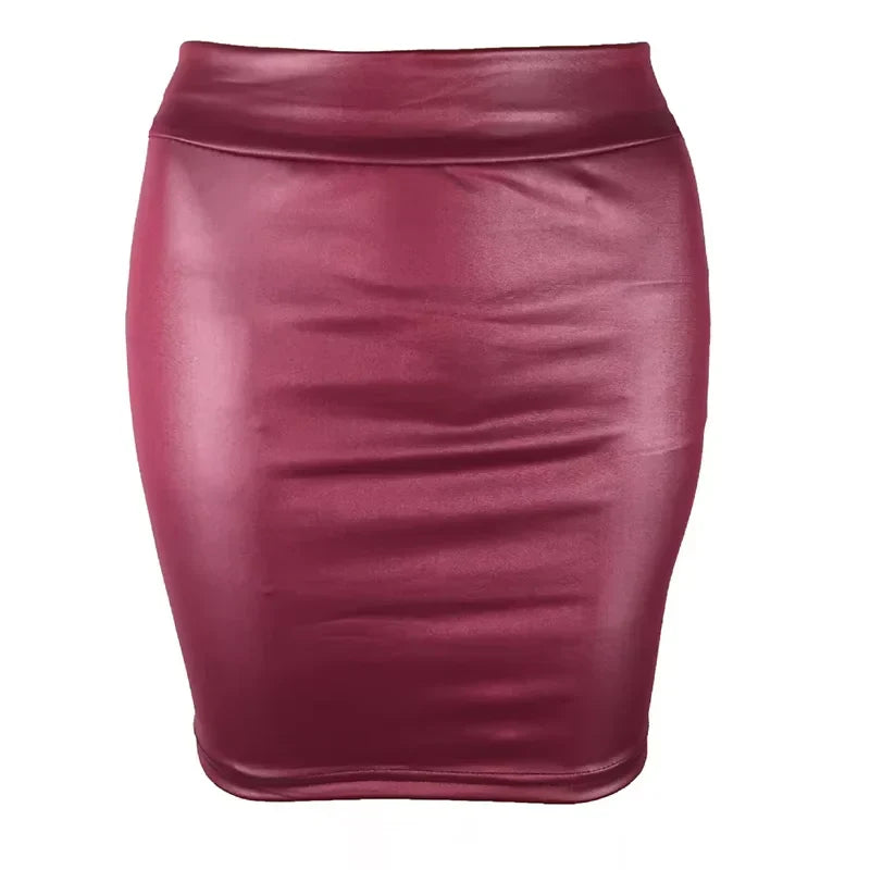 Gonna a tubino in ecopelle rosso bordeaux, design aderente, lunghezza sopra il ginocchio, ideale per look eleganti e casual.