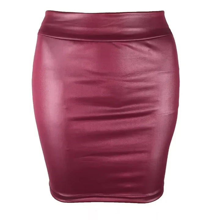 Gonna a tubino in ecopelle rosso bordeaux, design aderente, lunghezza sopra il ginocchio, ideale per look eleganti e casual.