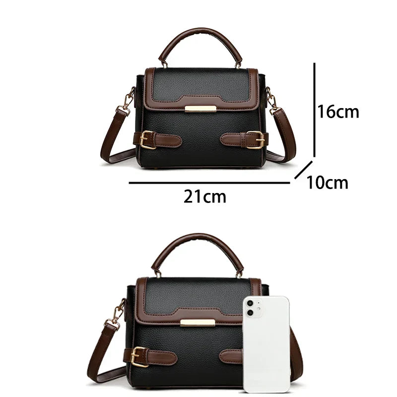 Borsa a tracolla in pelle nera e marrone, dimensioni 21x16x10 cm, con manico superiore e dettagli dorati, accanto a smartphone per confronto.