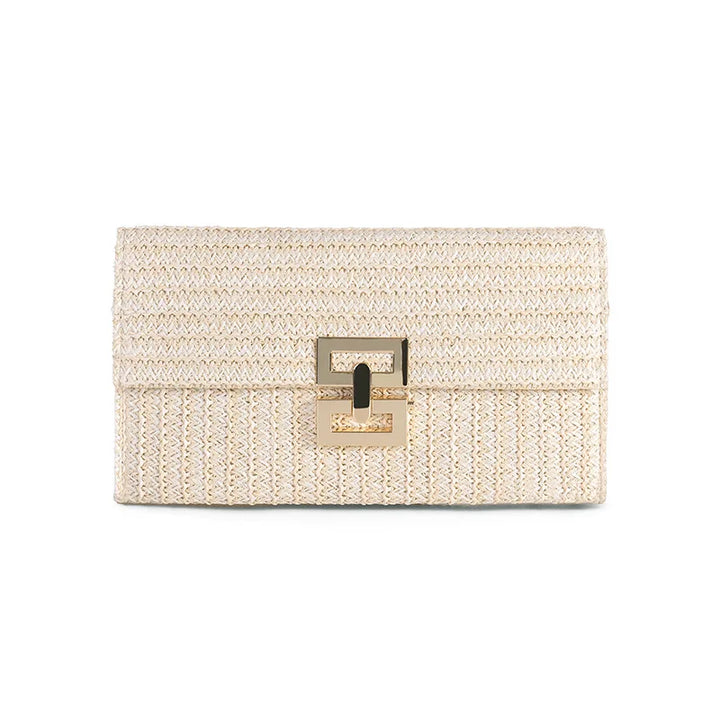 Clutch beige in paglia intrecciata con chiusura metallica dorata, elegante e versatile, perfetta per eventi estivi e serate glamour.