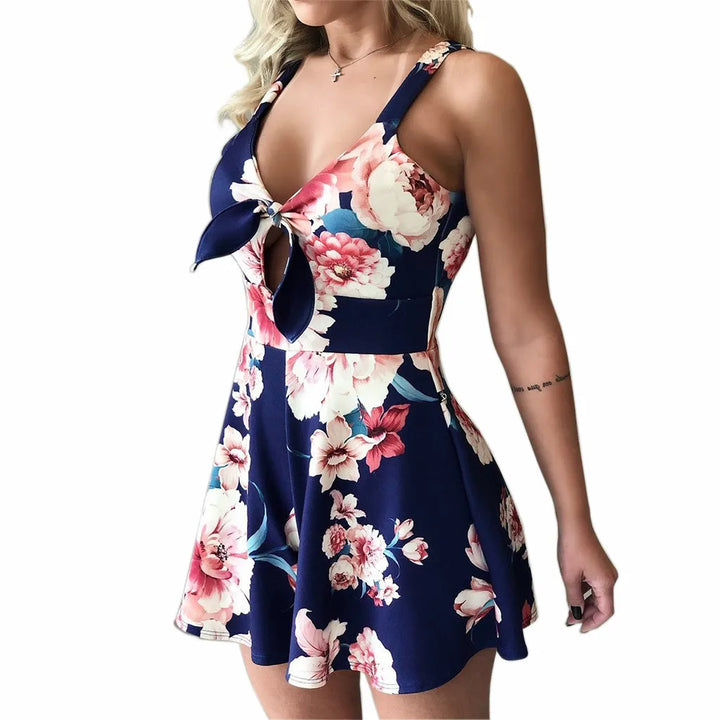 Abito estivo donna, corto, floreale blu, scollo a V, senza maniche, con fiocco. Perfetto per moda casual e look estivi eleganti.