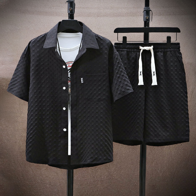 Set coordinato estivo uomo, camicia e pantaloncini neri con texture, t-shirt bianca sottostante, stile casual, moda maschile, abbigliamento leggero.