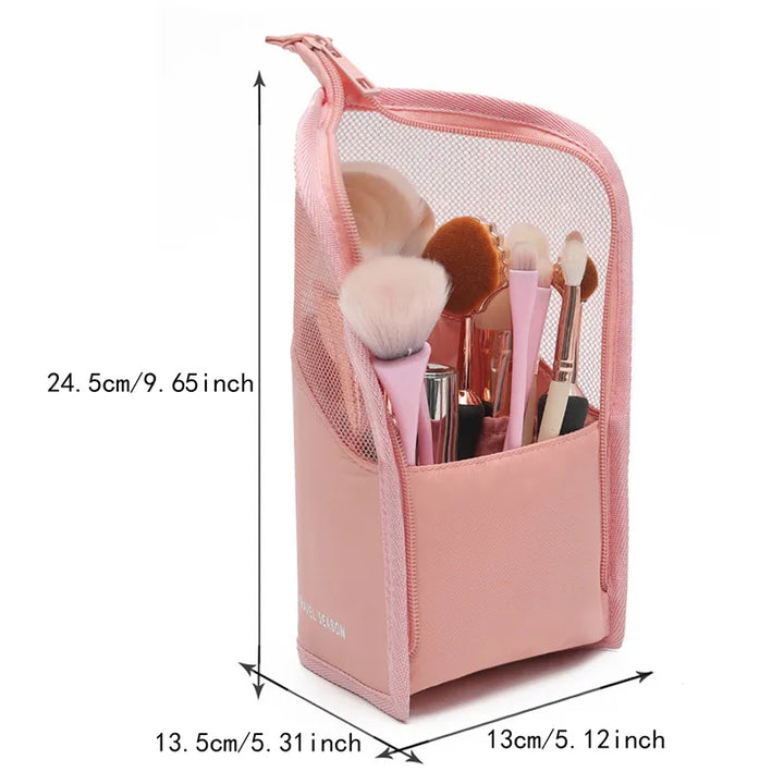 Astuccio porta trucchi rosa con cerniera, dimensioni 24,5x13,5x13 cm, contenente pennelli da trucco. Accessorio cosmetico da viaggio.
