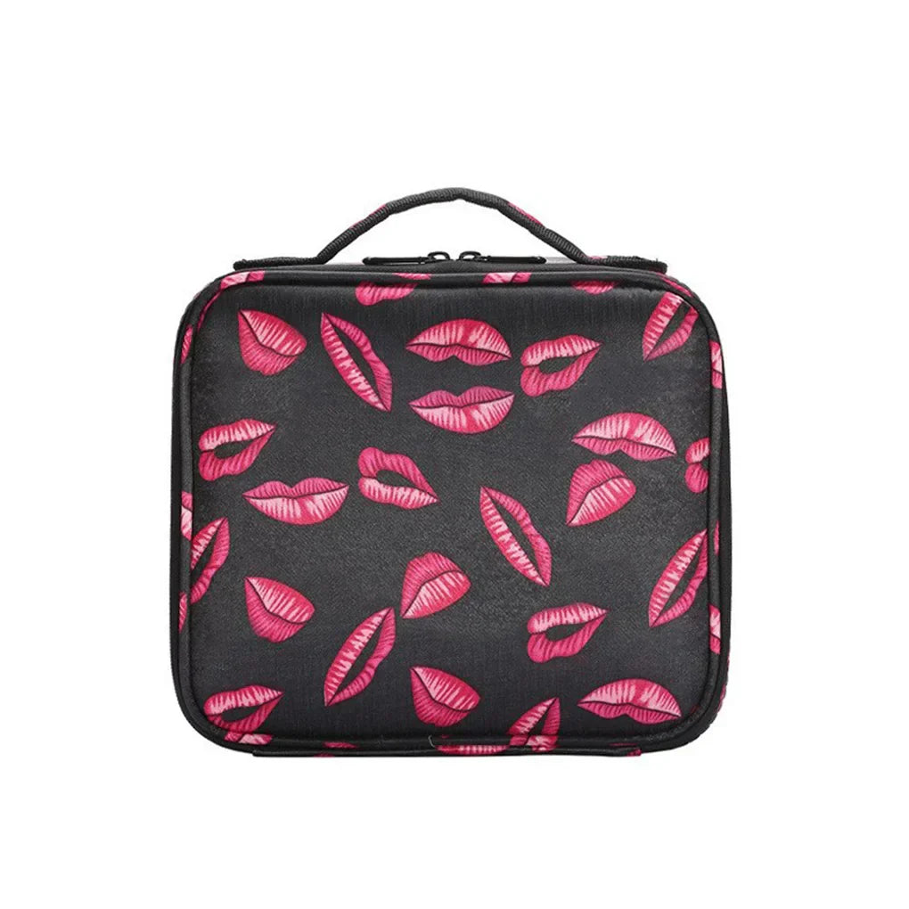 Custodia nera con stampa di labbra rosa, manico superiore, ideale per cosmetici o accessori da viaggio. Design elegante e funzionale.