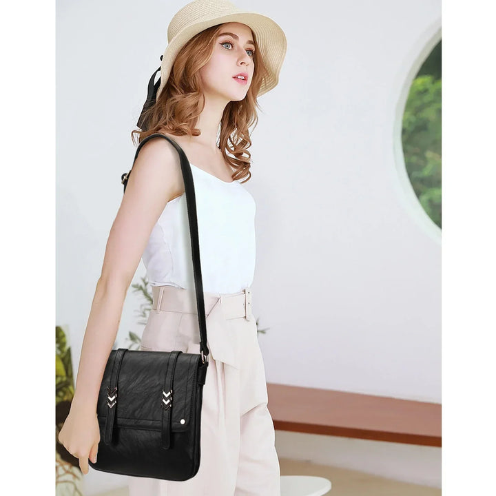 Donna con borsa a tracolla nera in pelle, indossa cappello estivo e abbigliamento casual elegante. Accessorio moda femminile, stile urbano chic.