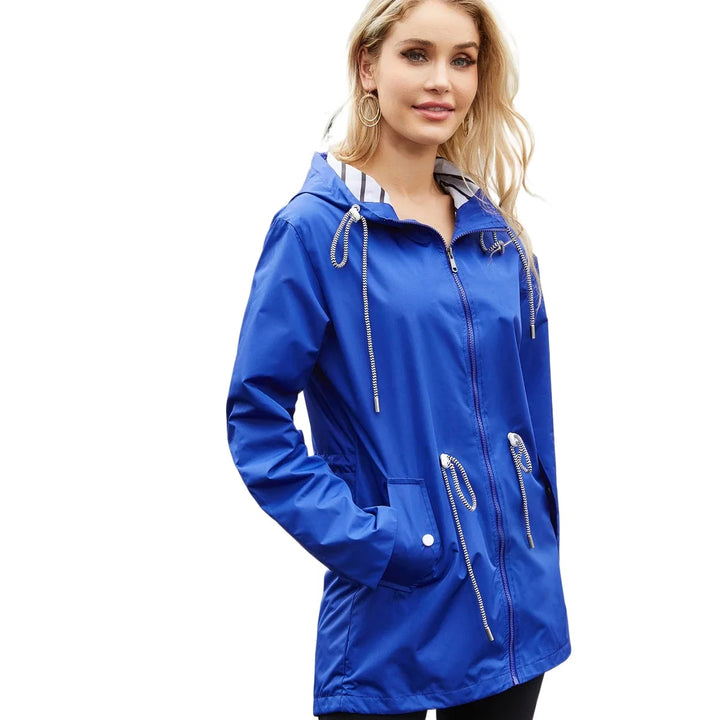 Giacca impermeabile donna blu con cappuccio, cerniera frontale e tasche. Moda casual, ideale per pioggia e outdoor. Disponibile in varie taglie.