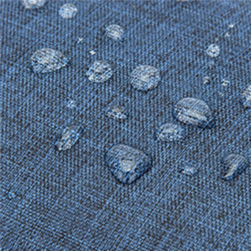 Gocce d'acqua su tessuto impermeabile blu, texture resistente all'acqua, ideale per abbigliamento outdoor e accessori protettivi.