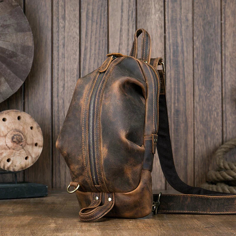 Zaino in pelle vintage marrone su sfondo di legno, design elegante e resistente, ideale per viaggi e uso quotidiano. Accessorio moda uomo.