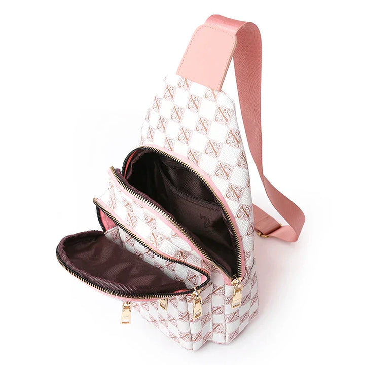 Zaino monospalla donna in pelle bianca e rosa, motivo a scacchi, con cerniere dorate e tasche multiple. Elegante e pratico per ogni occasione.