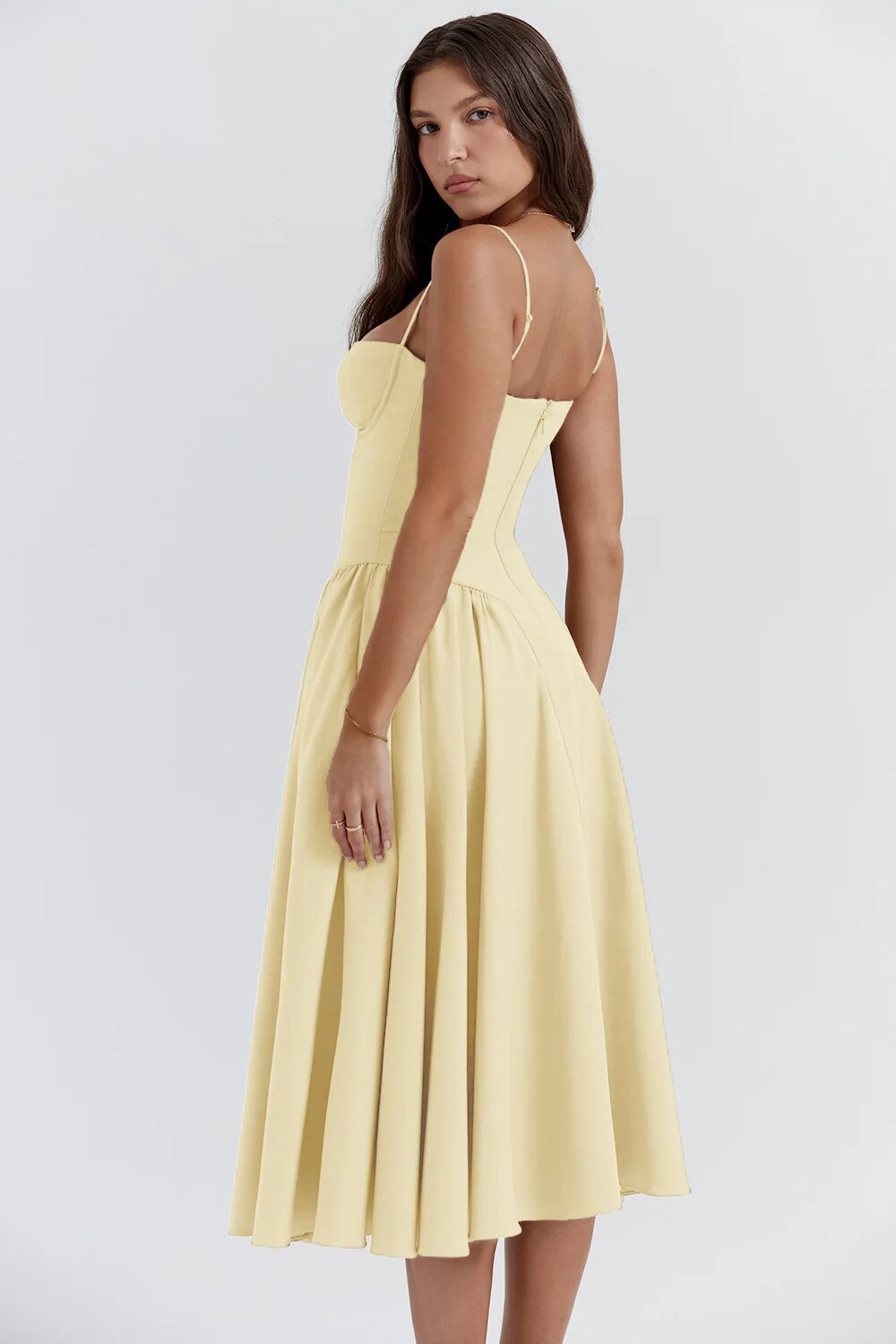 Abito midi giallo chiaro elegante, spalline sottili, scollo a cuore, gonna svasata. Perfetto per eventi estivi e cerimonie. Moda donna.
