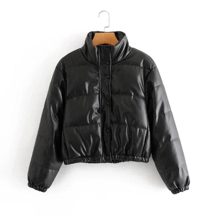 Giacca invernale donna nera, imbottita, corta, con chiusura a bottoni e colletto alto. Elegante e calda, perfetta per la stagione fredda.