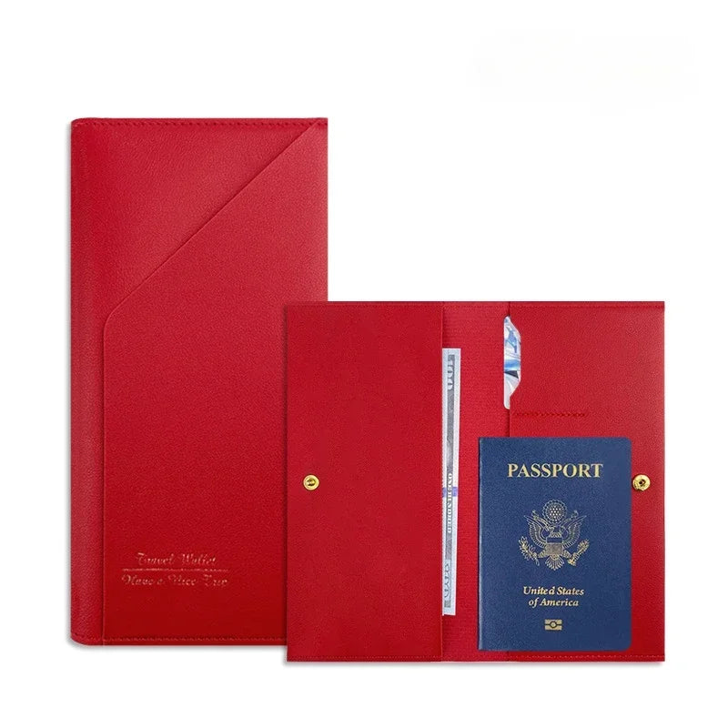 Porta passaporto in pelle rossa, elegante e funzionale, con scomparti per documenti di viaggio e carte. Accessorio ideale per viaggiatori.
