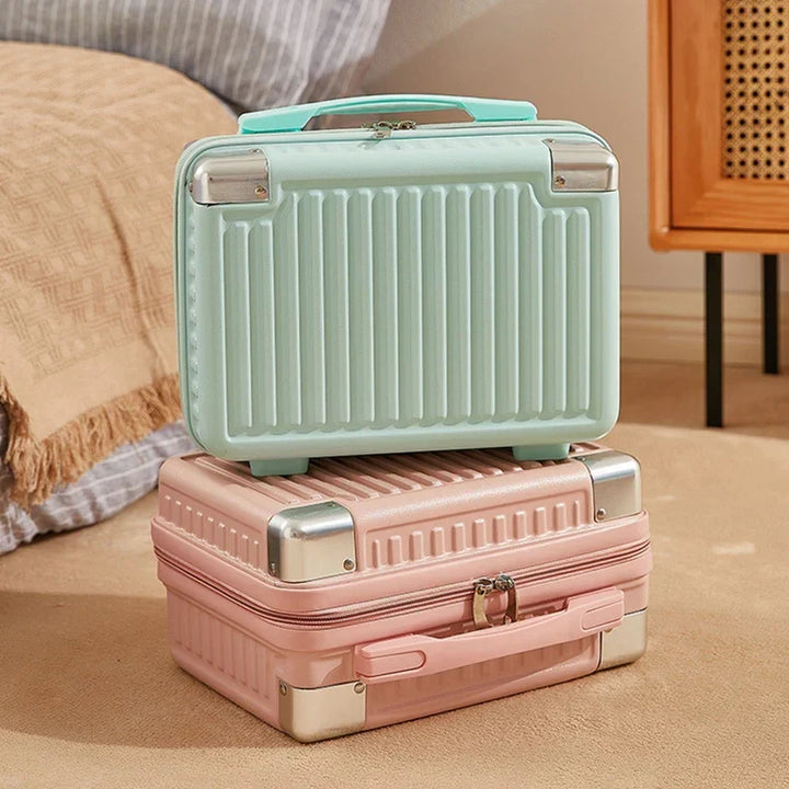 Valigia rigida da viaggio in plastica verde menta e rosa, design compatto, angoli rinforzati in metallo, ideale per bagaglio a mano.