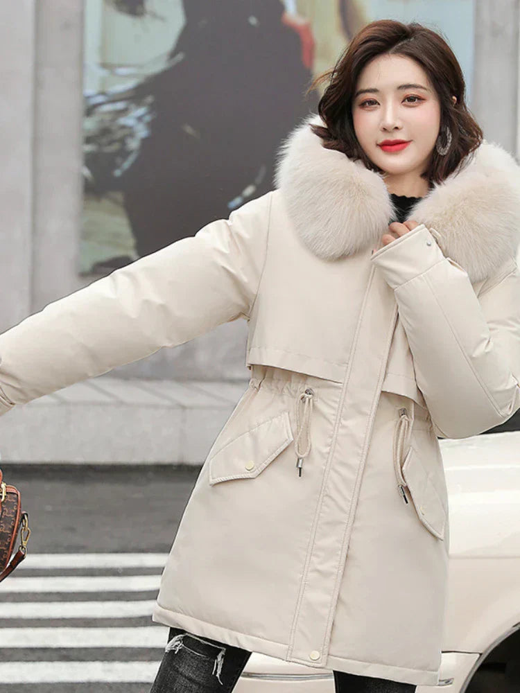 Giacca invernale donna beige con cappuccio in pelliccia sintetica, design elegante, calda e alla moda, perfetta per l'inverno.