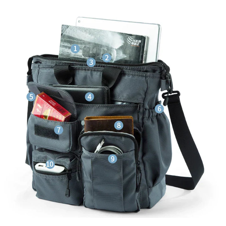 Borsa a tracolla organizer nera con tasche multiple, contenente tablet, libri, portafoglio e accessori. Ideale per lavoro e viaggio.
