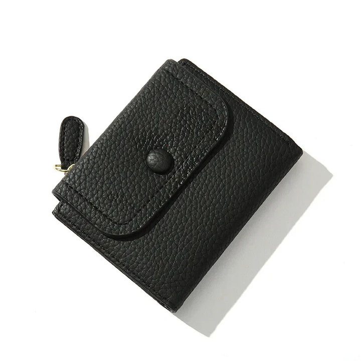 Portafoglio nero in pelle con chiusura a bottone e cerniera, design elegante e compatto, accessorio moda uomo e donna, ideale per carte e contanti.