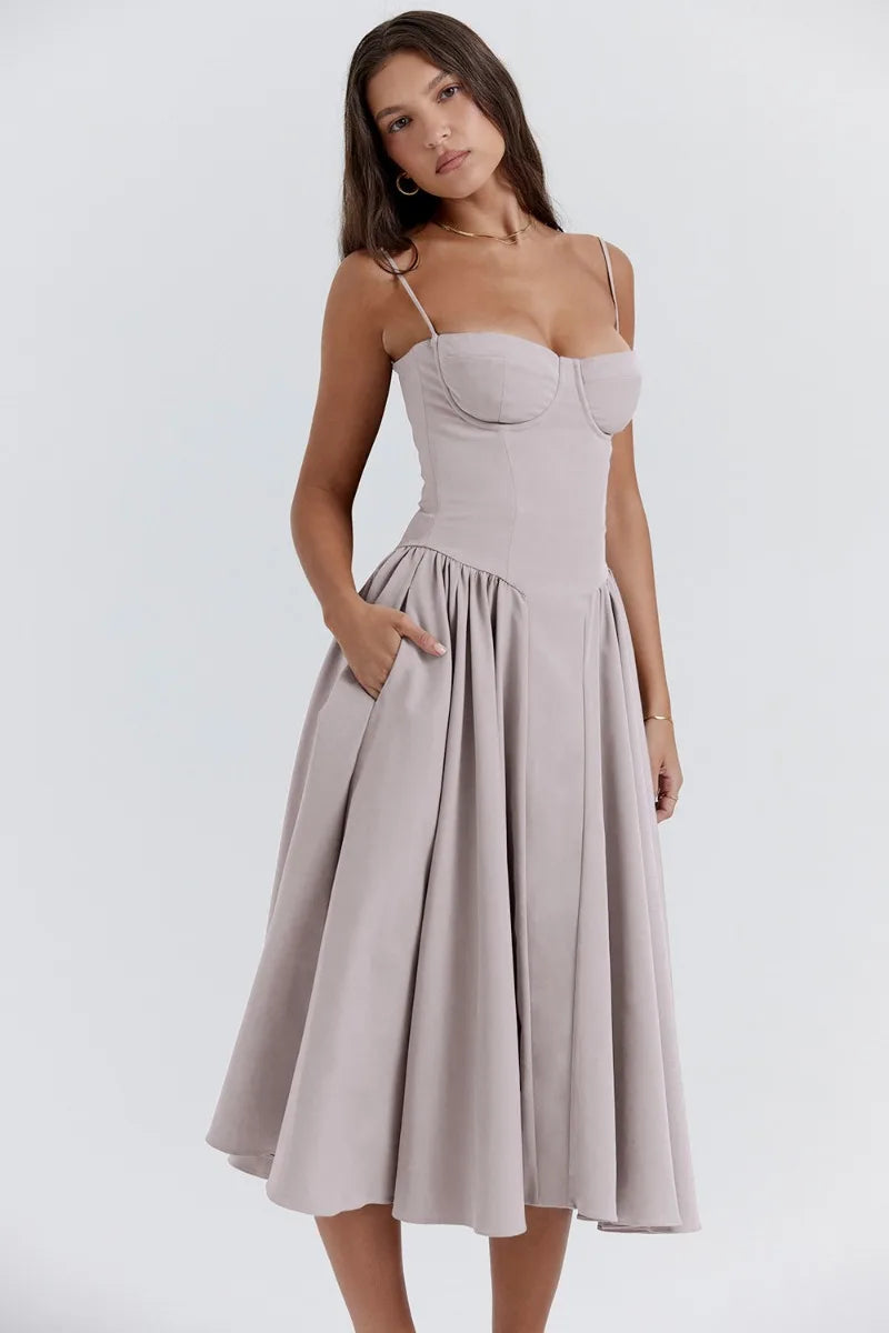 Abito midi elegante donna, colore grigio chiaro, con spalline sottili e gonna svasata. Perfetto per eventi formali e cerimonie.