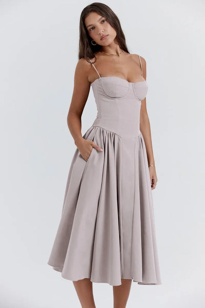 Abito midi elegante donna, colore grigio chiaro, con spalline sottili e gonna svasata. Perfetto per eventi formali e cerimonie.
