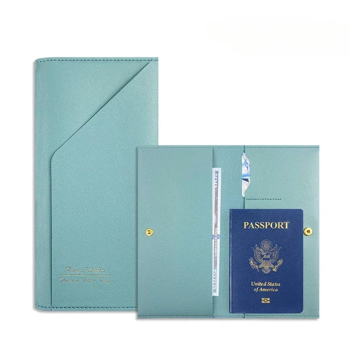 Custodia passaporto in pelle verde acqua, elegante e funzionale, con scomparti per documenti di viaggio. Accessorio ideale per viaggiatori.