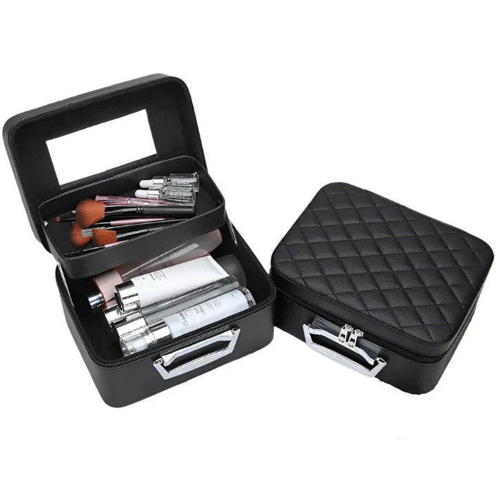 Astuccio trucco nero in pelle trapuntata, aperto, con pennelli e cosmetici. Organizer portatile per make-up, ideale per viaggi e uso quotidiano.