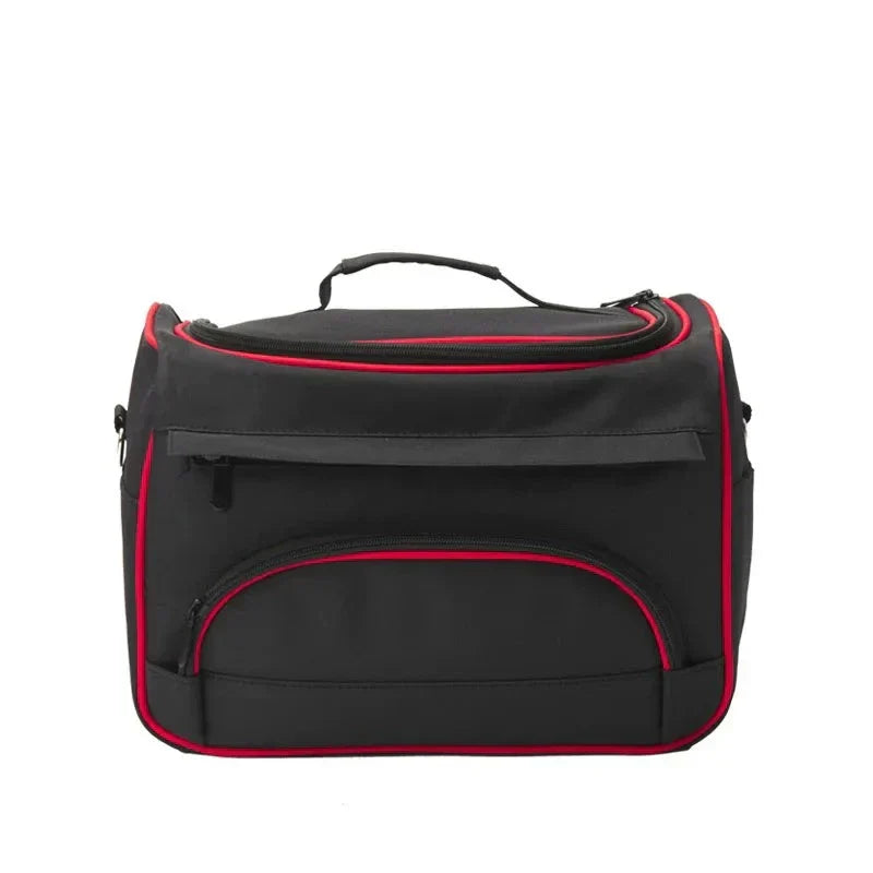 Borsa da viaggio nera con dettagli rossi, manico superiore e tasche con cerniera. Ideale per viaggi, sport e uso quotidiano.