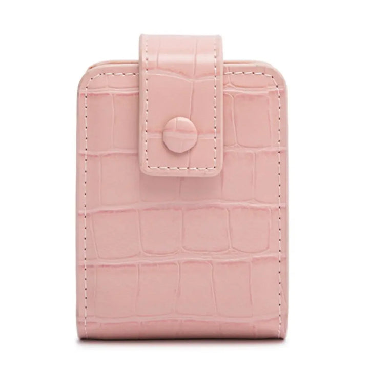 Portafoglio donna rosa in pelle sintetica con stampa coccodrillo, chiusura a bottone. Elegante accessorio moda, compatto e funzionale.