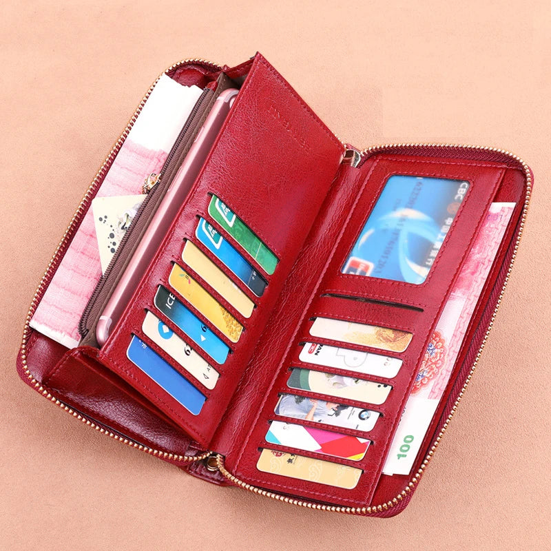 Portafoglio in pelle rossa con zip, scomparti per carte di credito, banconote e smartphone. Design elegante e funzionale per donna.