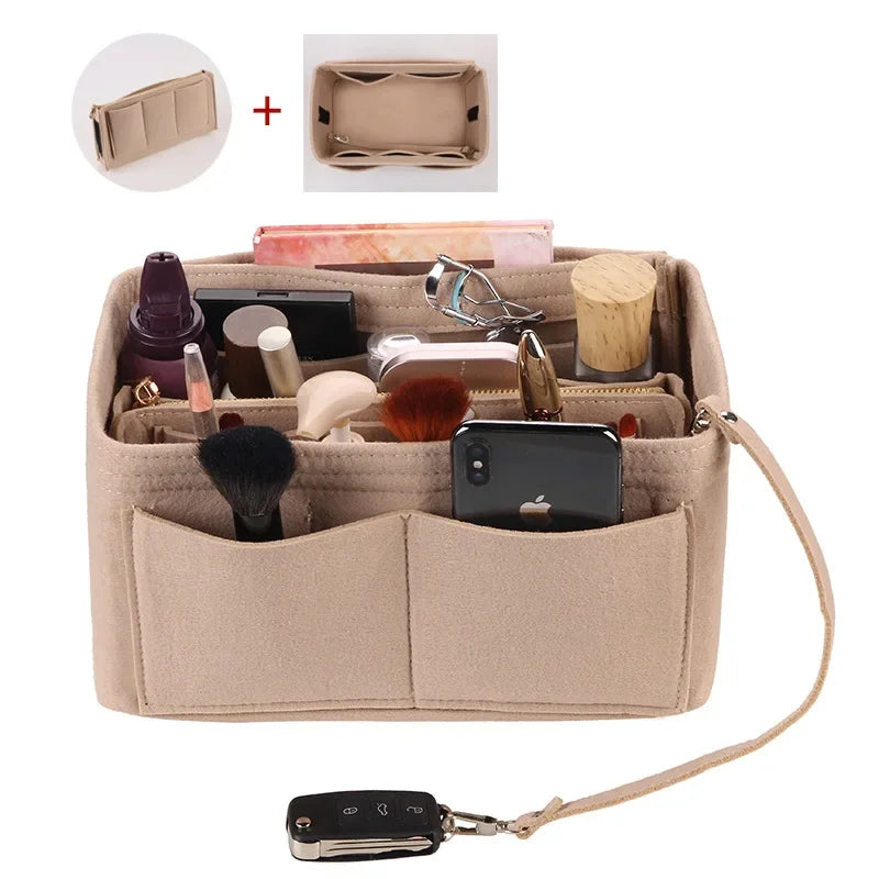 Organizzatore borsa in feltro beige con tasche multiple, contenente cosmetici, smartphone e chiavi. Accessorio pratico per borse, ideale per viaggi.