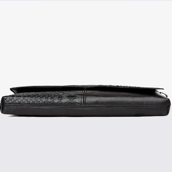 Elegante borsa a tracolla in pelle nera con texture a coccodrillo, design sottile e moderno, ideale per uomo d'affari. Accessorio di lusso.