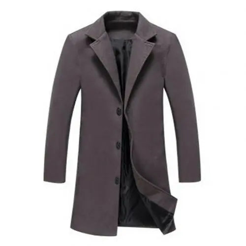 Cappotto lungo uomo grigio scuro, elegante e moderno, con bottoni frontali e colletto classico. Ideale per look invernali e autunnali.