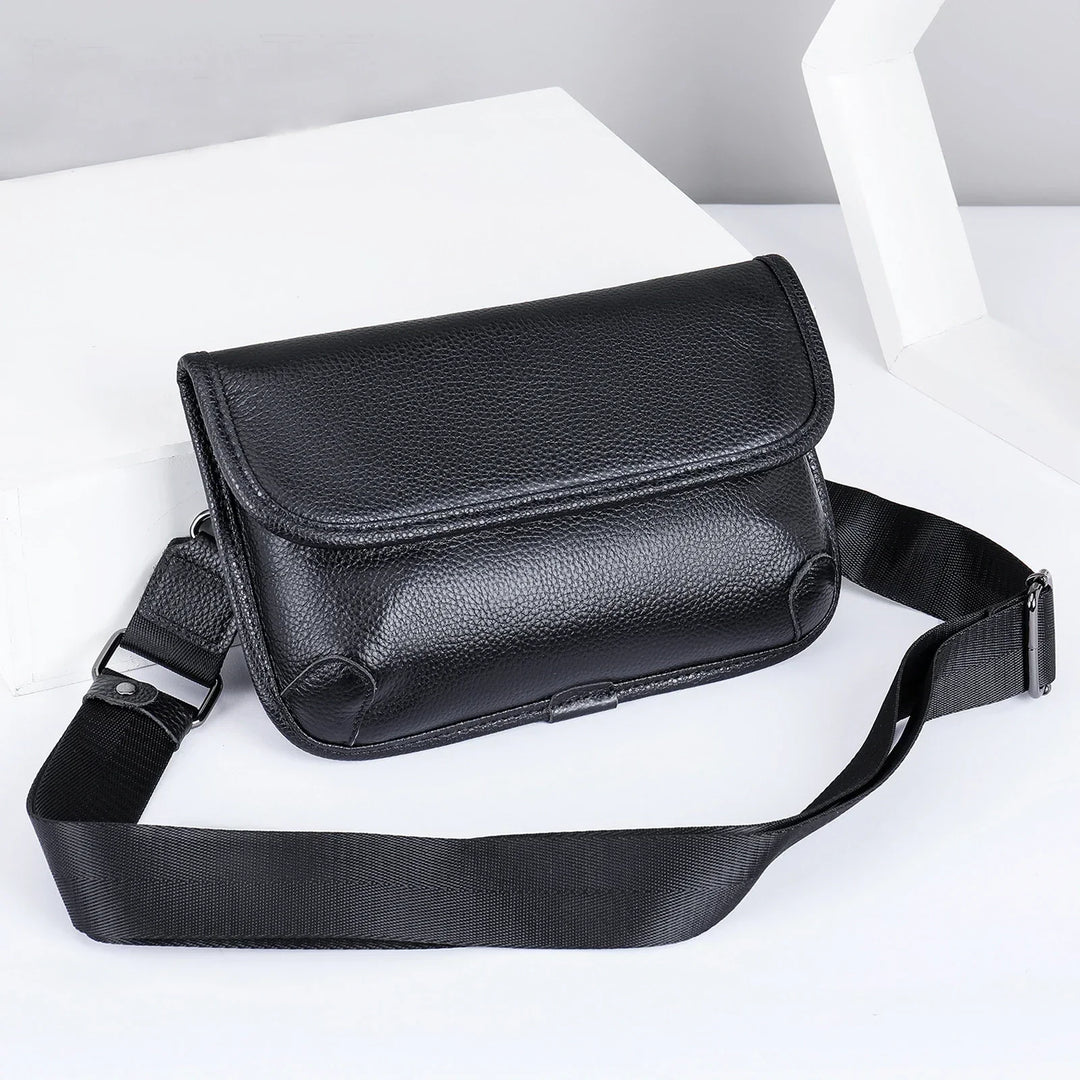 Borsa a tracolla in pelle nera, design elegante e moderno, con cinturino regolabile. Ideale per uomo e donna, perfetta per uso quotidiano.