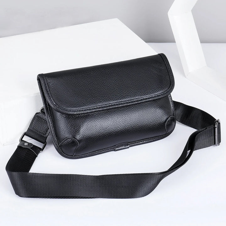 Borsa a tracolla in pelle nera, design elegante e moderno, con cinturino regolabile. Ideale per uomo e donna, perfetta per uso quotidiano.