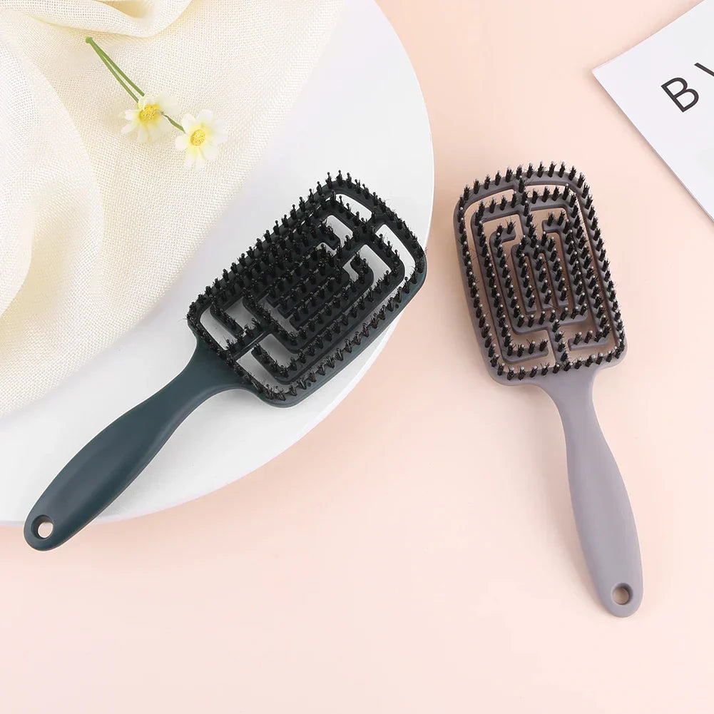 Spazzole per capelli in plastica nera e grigia su sfondo rosa, design rettangolare con setole morbide. Accessori per cura dei capelli, styling.