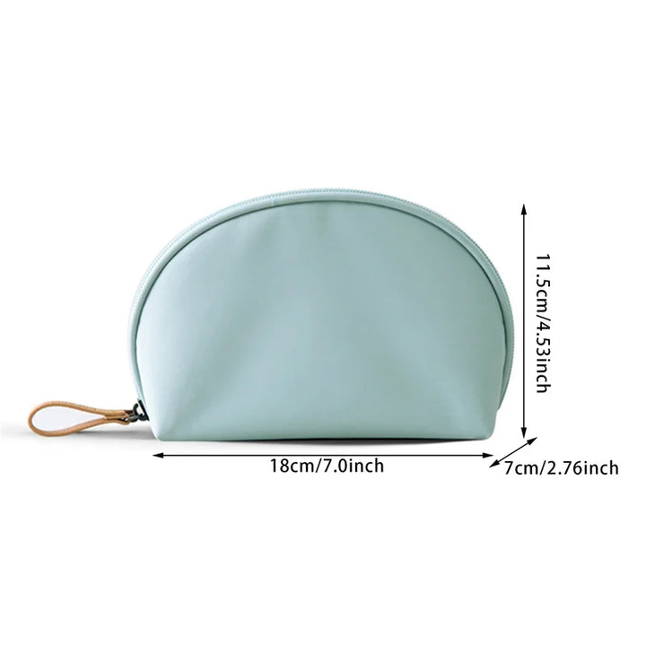 Astuccio cosmetico verde menta, dimensioni 18x7x11,5 cm, con cerniera e manico in pelle. Ideale per trucco, viaggio, organizzazione accessori.